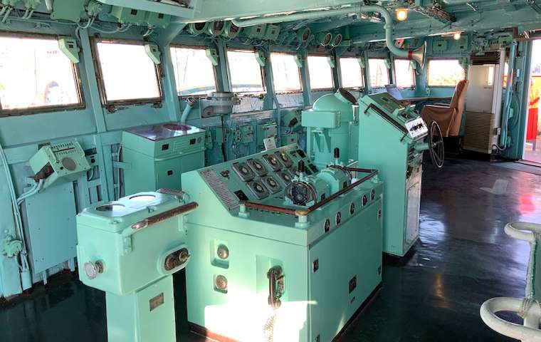 南極観測船ふじの操舵室